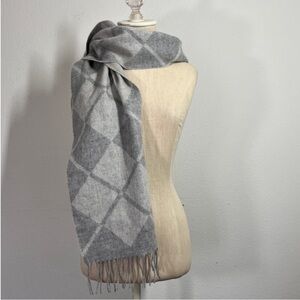Gray diamond pattern 100% cashmere scarf with fringe by Carter club
▪️60x10